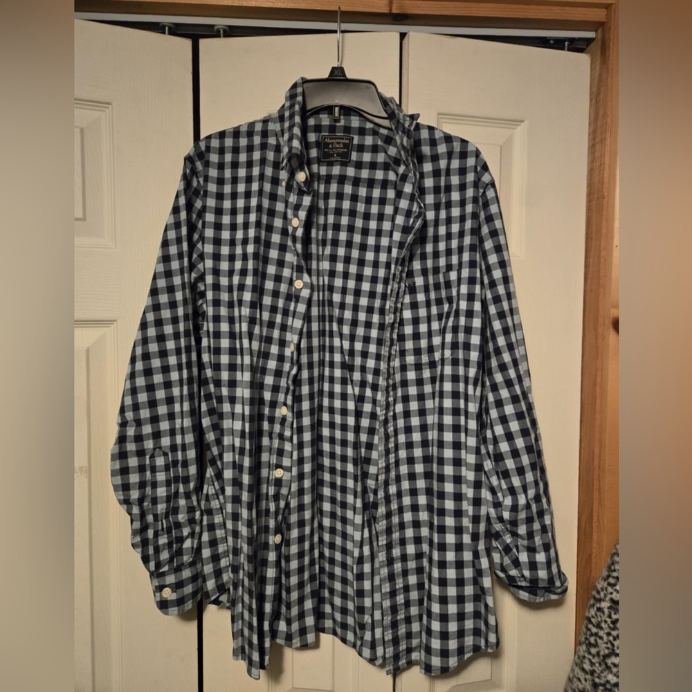 XL Men’s A&F Button Down